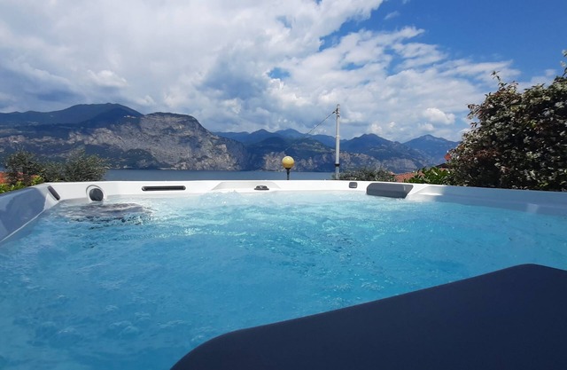Villa Mimosa-With swimming pool and lake view