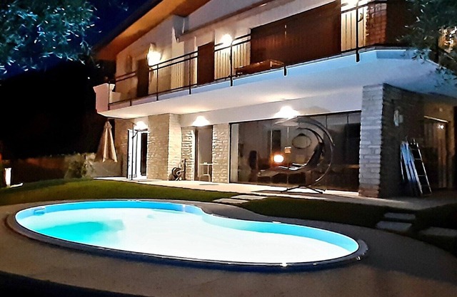 VILLA MIMOSA - Stunning lake view, private garden, swimming pool and Jacuzzi