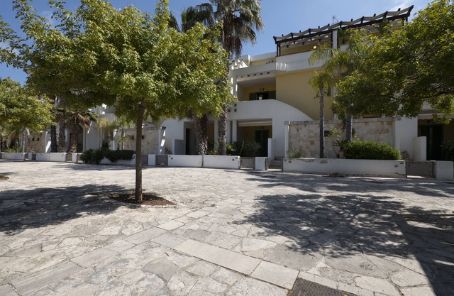 Villa Mimosa located in the Ammiragia Residence in Baia Verde, 9/10 beds