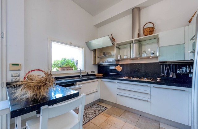 Villa 'Minioti Apartament C' with Private Terrace, Wi-Fi and Air Conditioning