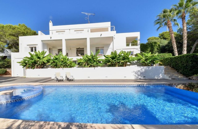 Villa mit Direktem Strandzugang zu Einer Sandigen Bucht in Cala D'or Zentrum