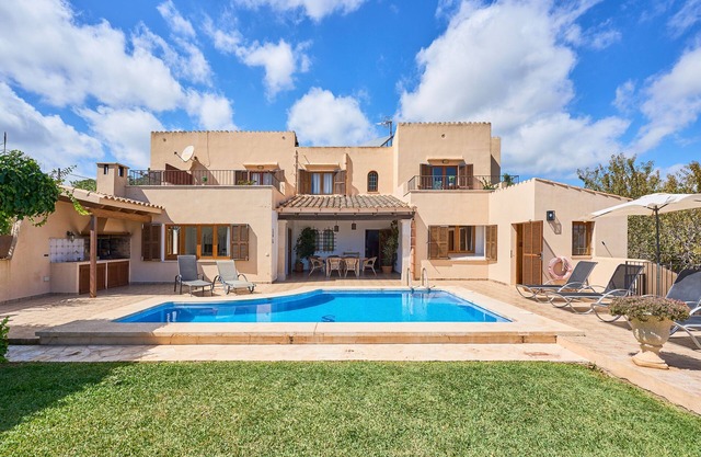 Villa mit Pool, Grossem Garten und Blick auf das Land