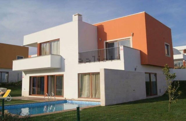 Villa Monica with swimming pool and 500m from the Obidos lagoon
