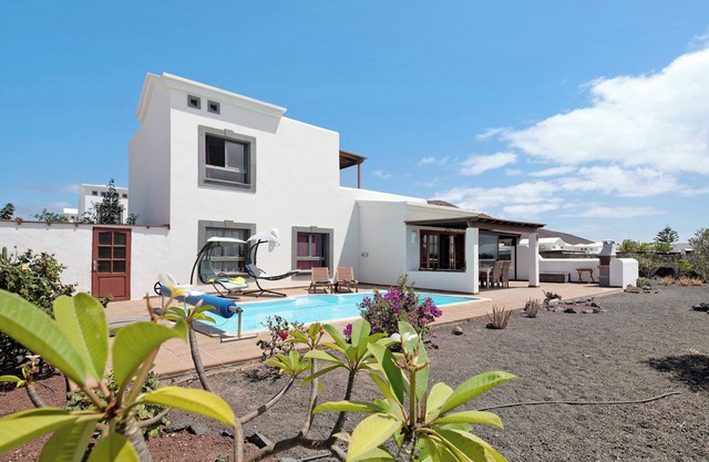 Villa "Montaña Roja" with Private Pool, Terraces & Wi-Fi