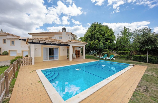 Villa 'Moradia 170' with Private Pool, Balcony and Wi-Fi