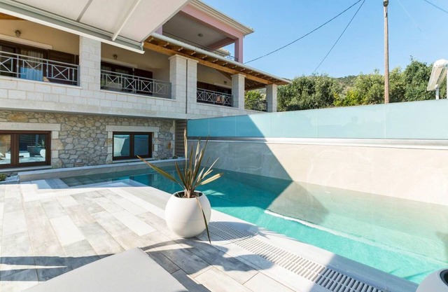 Villa Mourtos - Three Bedroom Villa, Sleeps 4