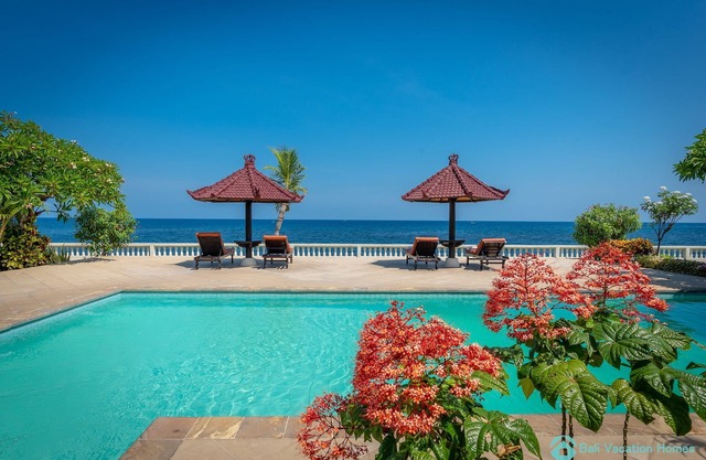 Villa Namasté - Beachfront @ Lovina Beach, 8P, Private Pool, BBQ