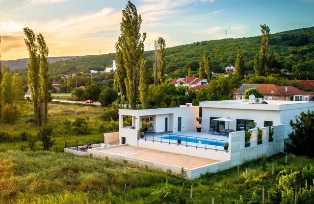 Villa Nami: Dream villa with mountain views