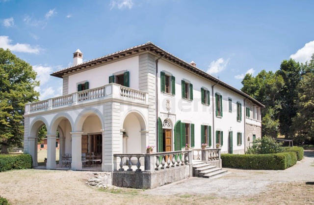 Villa near Florence with private pool (you have a German contact person)