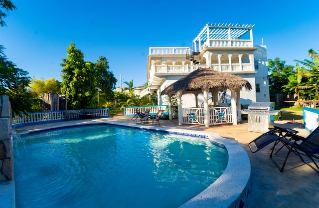 VILLA near Montego Bayn8BedRm/8 BathRm 10 bedsn$750 nightly for entire house.