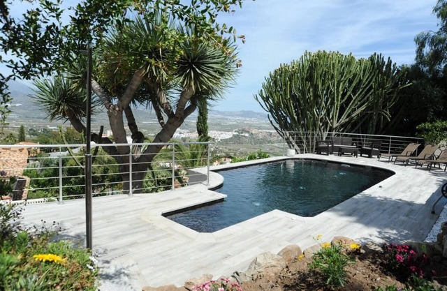 Villa near the sea with private pool. " Monte de los Almendros "