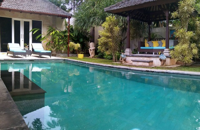 Villa near the beach, 2 bed, pool, staff, cat.
