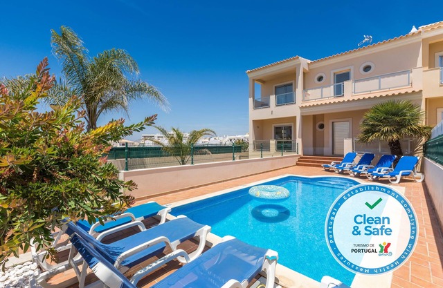 Villa near the Galé beach with swimming pool and tastefully decorated