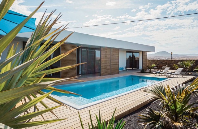 Villa Nerea- modern with heated private pool/fiber optic internet(300mbit/s)/BBQ