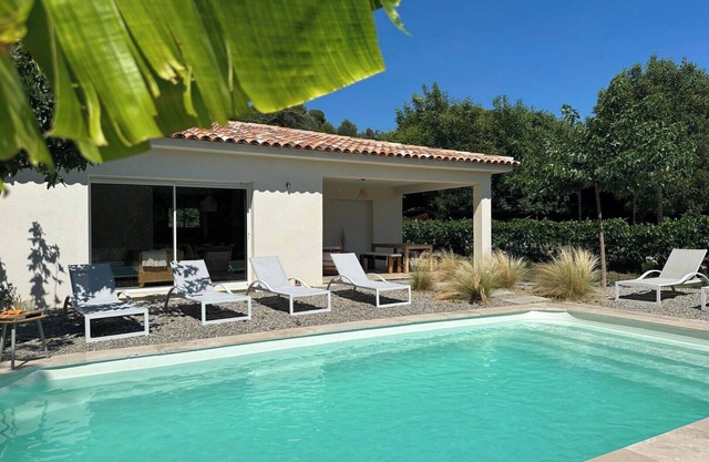 Villa Neuve Piscine Privée, au Calme à la Campagne, Clôturée, Clim, 8 Pers, 4 ch