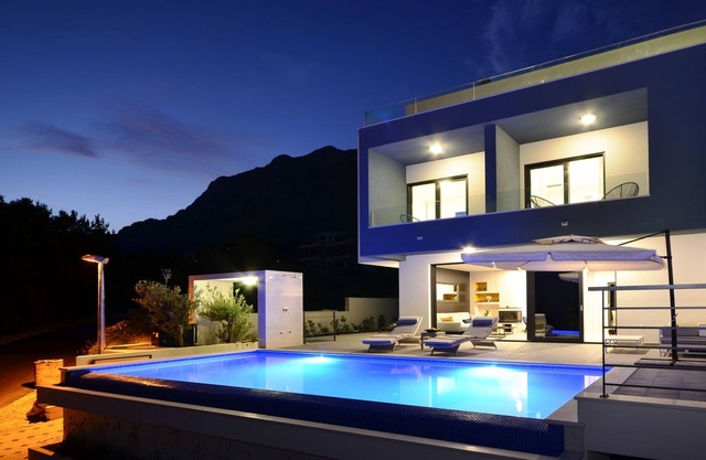 Villa Nina Makarska With Heated Infinity Pool of 33 m2 and Stunning sea Views