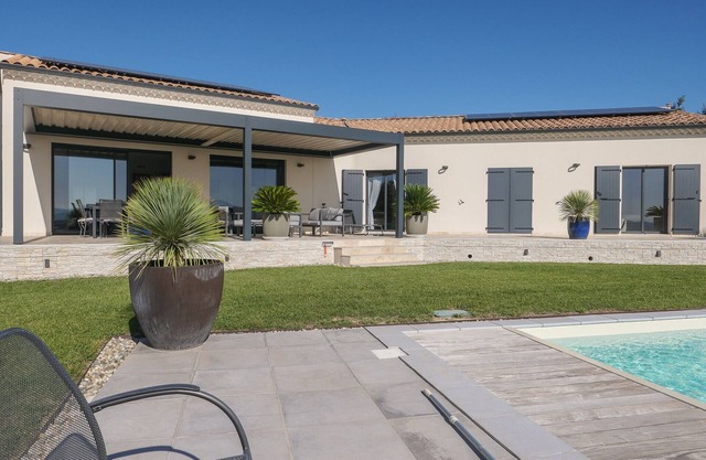 Villa Noélisa, heated swimming pool, view of the Ventoux