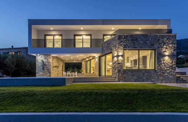 Villa Noni - heated pool, sea view, bbq & garage