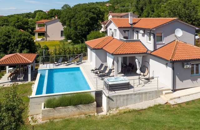 Villa Nubia with pool, close to Labin
