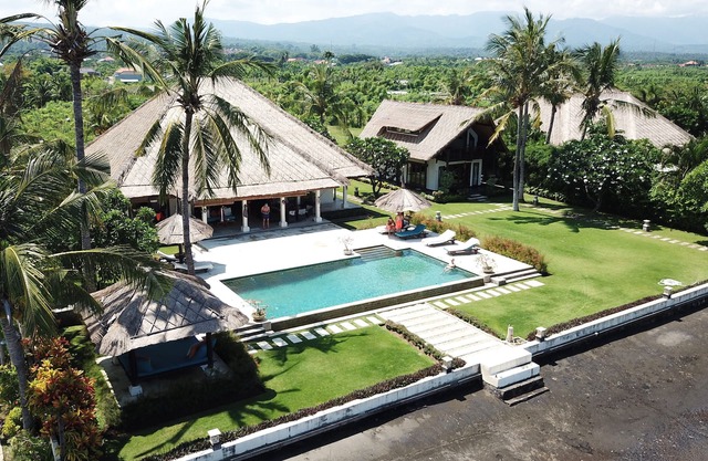 Villa Nusa Indah, Luxurious Beachfront villa near Lovina Bali