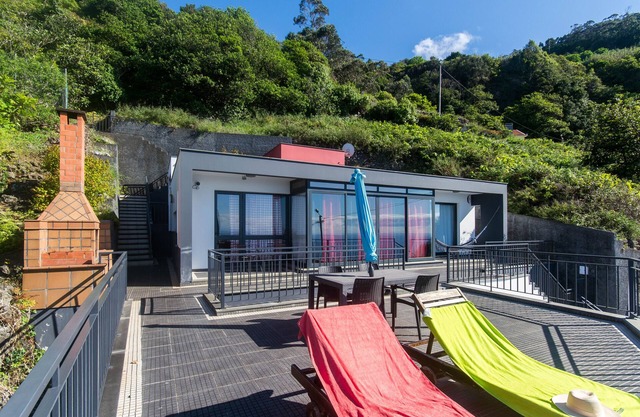 Villa Ocean View by near the natural swimming pool of Porto Moniz, in Madeira