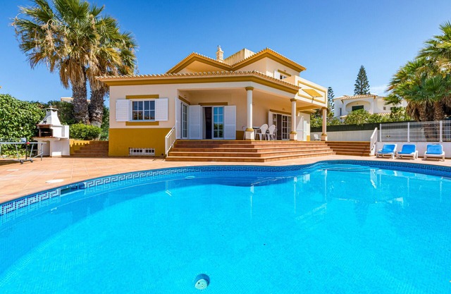 Villa Ocre, with 4 bedrooms & just 500 mts from Gale beach