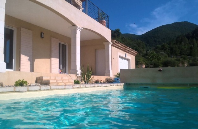 Villa of character air-conditioned, beautiful environment, nice view, heated swimming pool