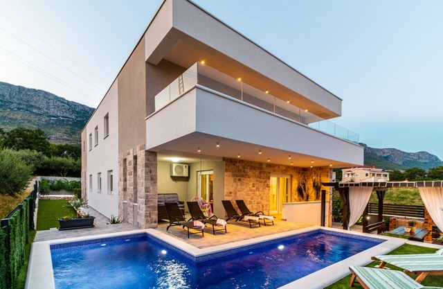 VILLA OLEA-pool, grill, near Split airport
