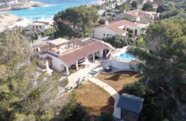 Villa on 2 beautiful bays with sandy beach, heated pool, ideal for. children