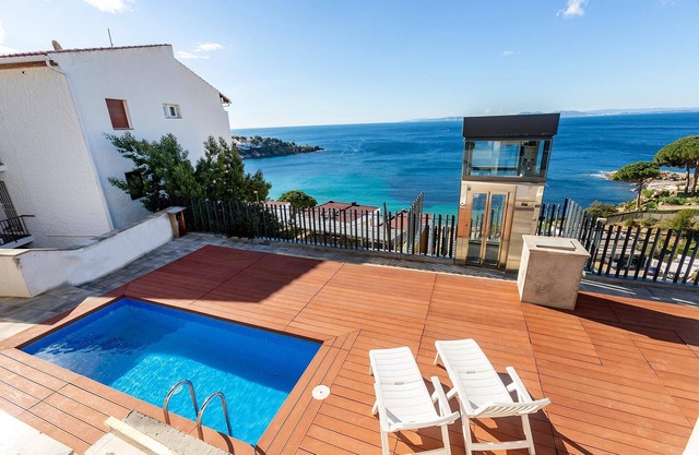 Villa on Almadrava beach, Roses. Private parking, 200m beach, 3 bedrooms, equipped kitchen, terrace, Wi-Fi, air conditioning. Book now for an unforgettable holiday on the Costa Brava!