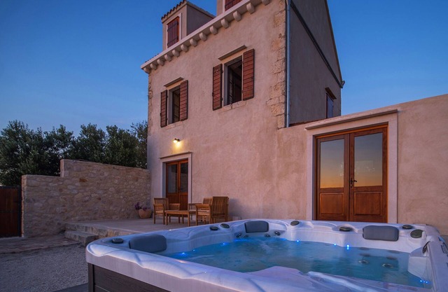 Villa on Biševo, Komiža - transfer and car included, 5 min to the sea