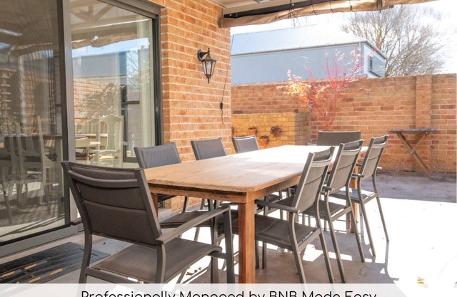 Villa on Rosemary - Walk to CBD, Cosy & Private