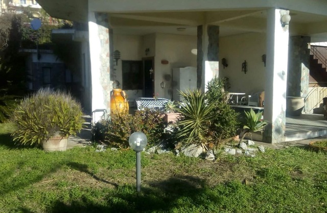 Villa on the strait, beautiful villa bordering the beach facing the sea