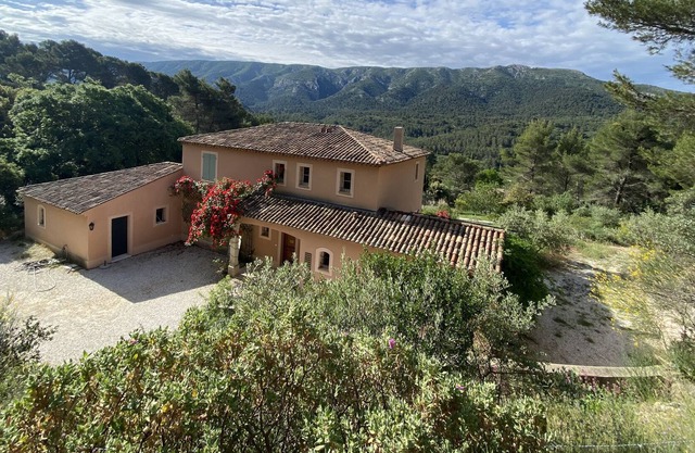 Villa opposite Sainte Victoire 10 minutes from Aix en Provence