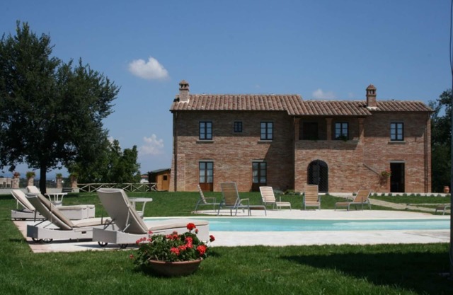 Villa Ovidio is a wonderful villa with stunning views on a unique beautiful Tuscan landscape. Perche