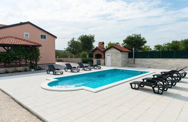 Villa Paceful with private Pool | Free Parking