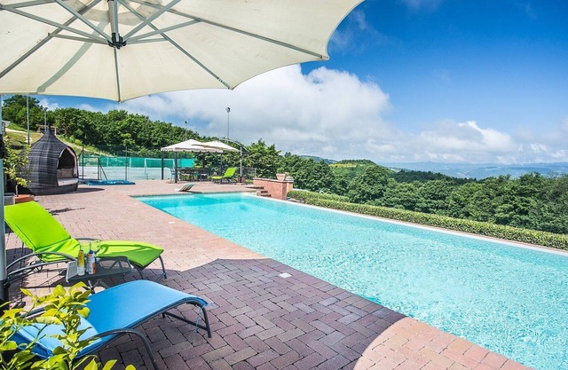 Villa Palombara: country villa with heatable gated pool, tennis court & cook