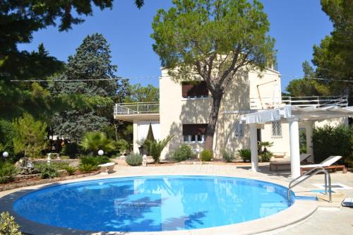 Villa panoramica con piscina