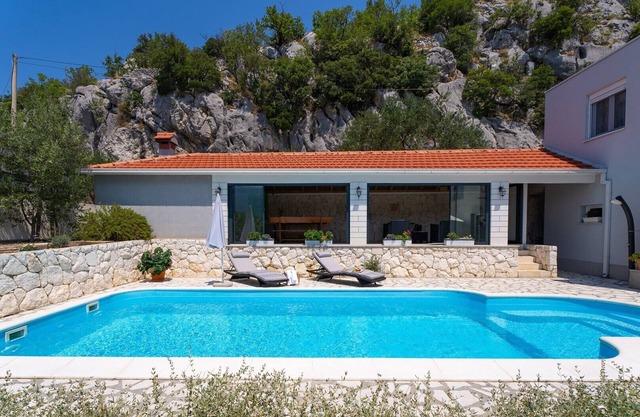 Villa Pasika private 31m2 pool, summer kitchen with BBQ