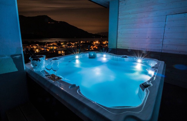 Villa Perla del Lago : Penthouse apartment, lake view, garden, hot tub