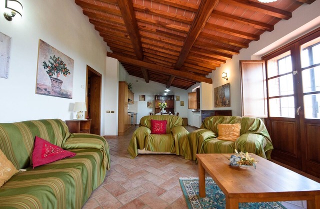 Villa Perugini, 5 bedrooms split in 3 flats, Trasimeno lake view, private pool