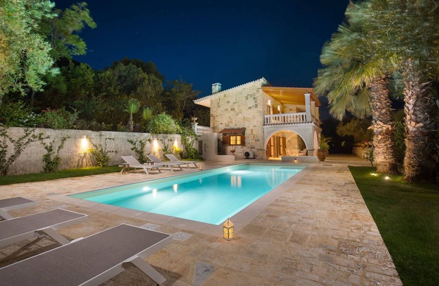 Villa Pietra - private pool, stunning sea views, fast internet, sleeps 10+