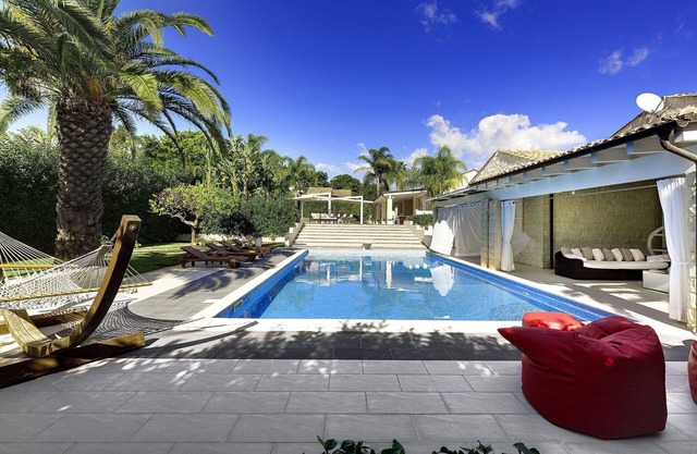 Villa PIETRABIANCA is the ideal solution for anyone who wants to spend a holiday by the sea