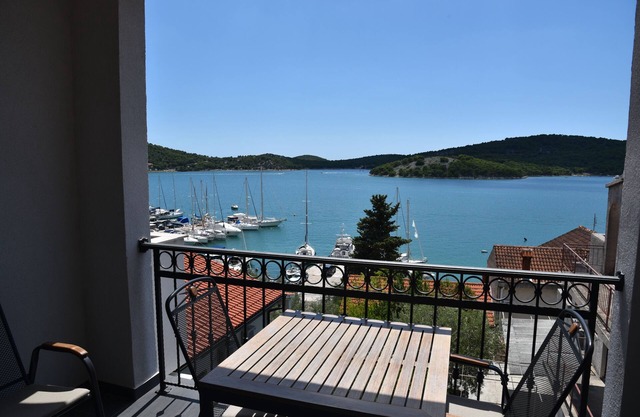 Villa Pina-TOP * Apartment Evitos by the sea in Tisno/Dalmatia
