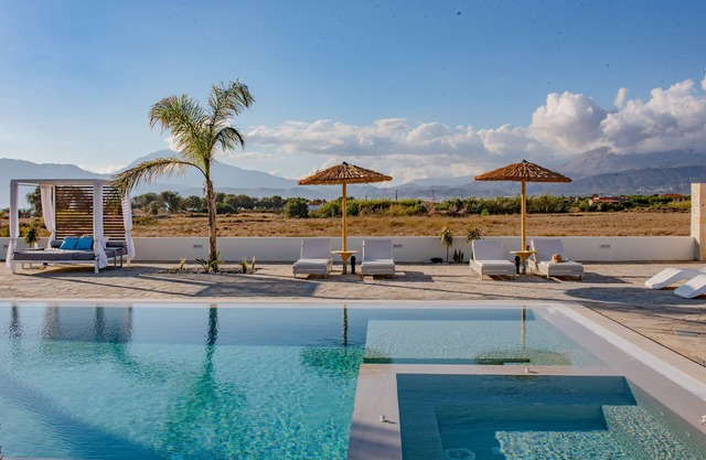 Villa Pnoe Seaside ★ Luxurious, Seafront & Private