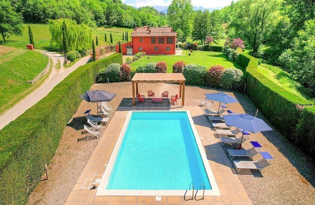 Villa Porporina: A characteristic and welcoming two-story ancient tuscan country house surrounded by meadows and by green hills, with Free WI-FI.