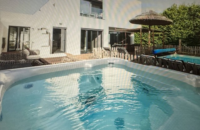 Villa, private heated pool and jacuzi, close beach