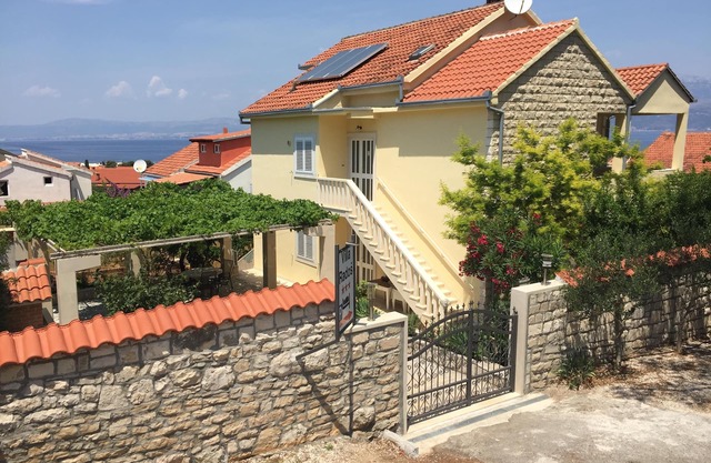 VILLA RADOŠ-2. Floor: Modern, comfortable, big 4-room-flat 120 qm, category *