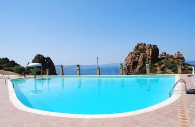 Villa Red Coral: sleeps 4, shared swimming pool, parking,