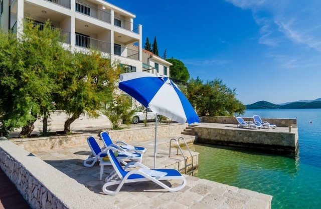 Villa Regina Maris apartment A2, 6 persons private beach, double terrace